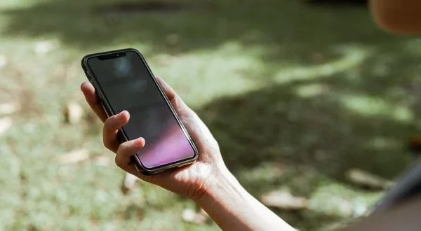 سبب تغير لون شاشة الهاتف